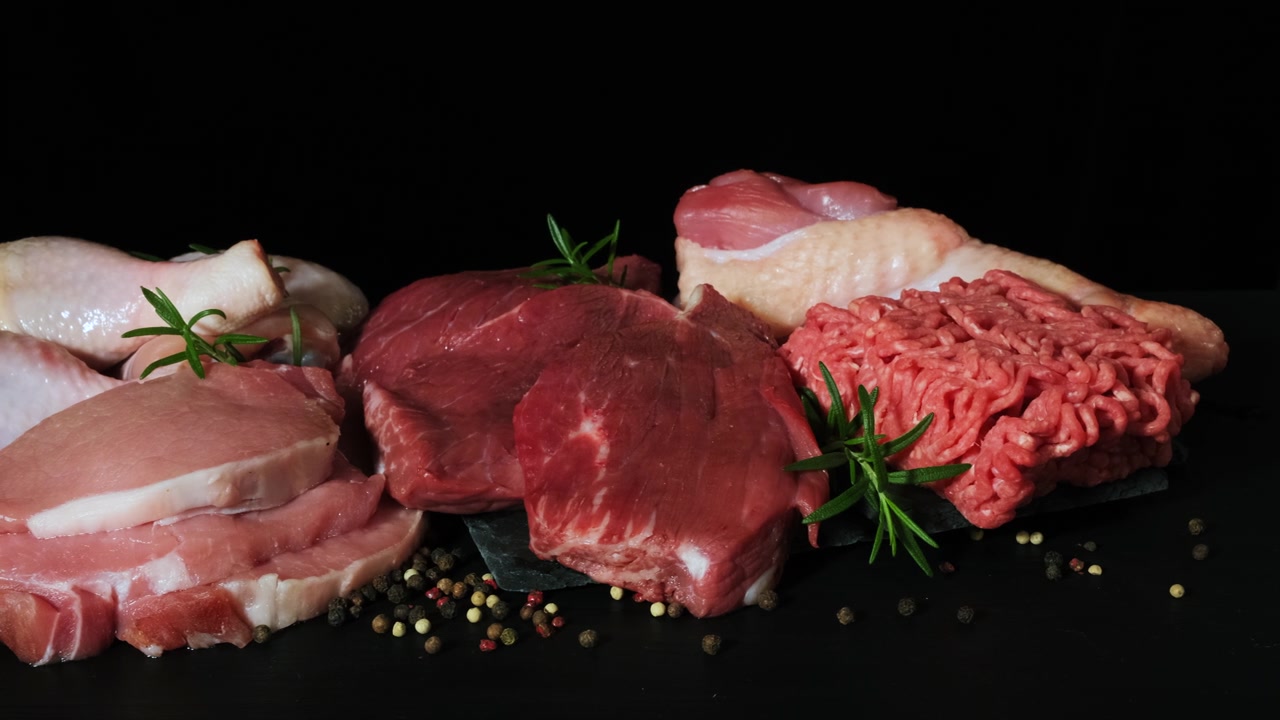 詳情圖-不同種類的生肉在黑色背景上。
