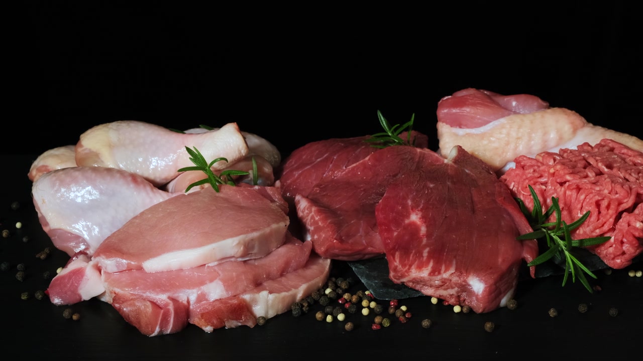 詳情圖-不同種類的生肉在黑色背景上。