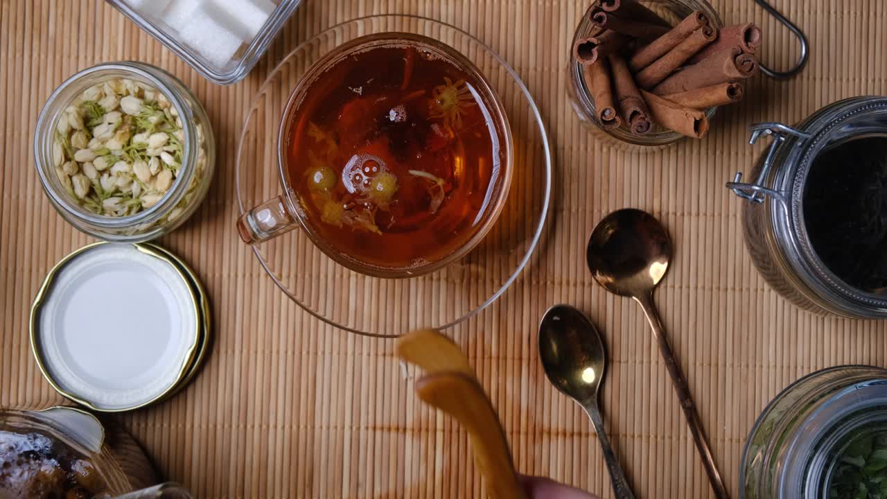 用洋甘菊和玫瑰花瓣泡茶