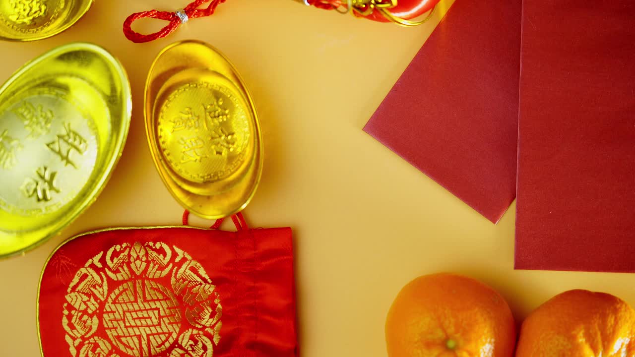 俯視圖農(nóng)歷新年，紅包里有金元和橘子