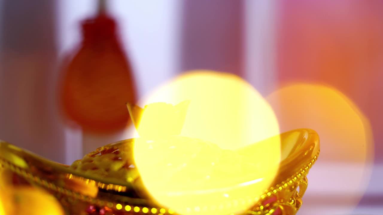 中国新年，红包里有金元和橘子