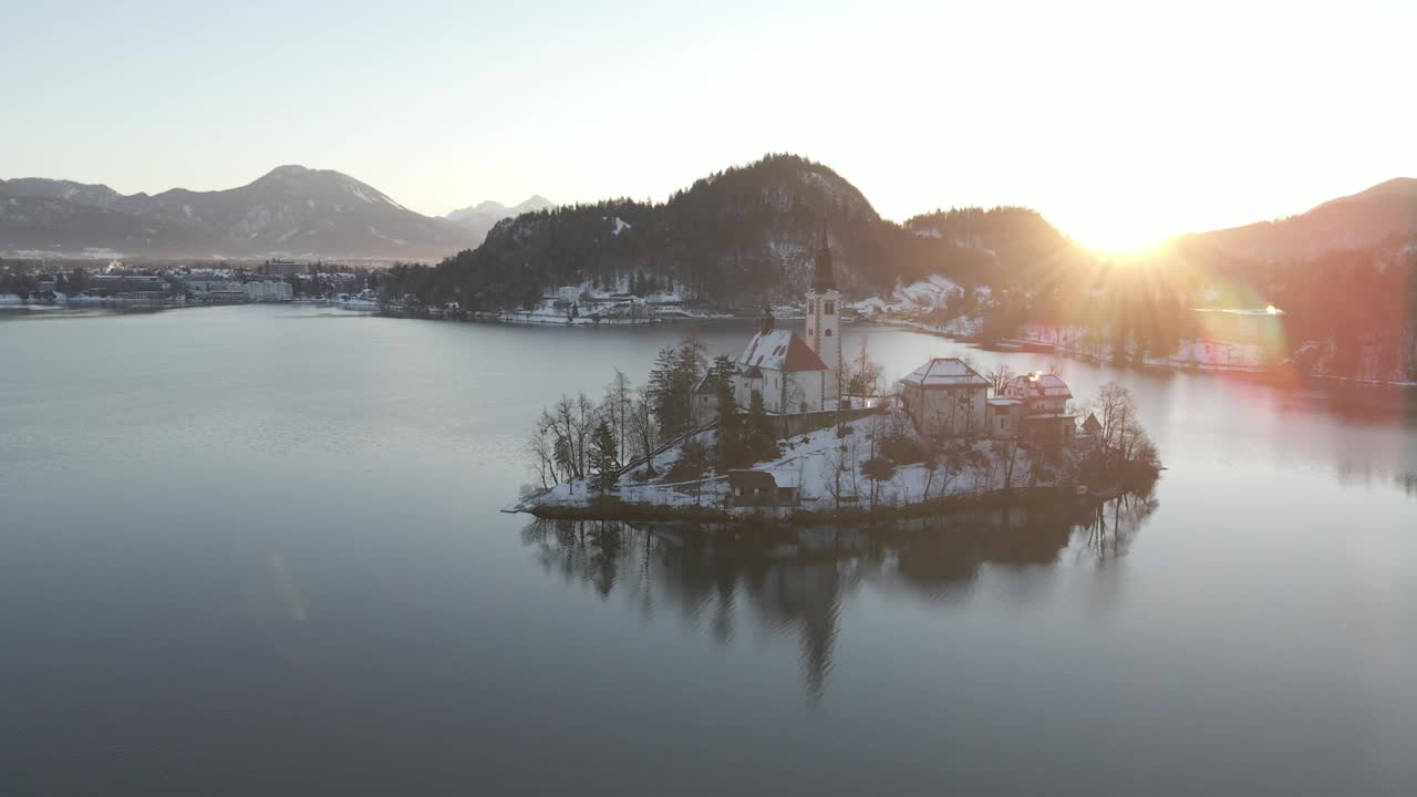 一座岛屿上的冬季教堂，布莱德湖