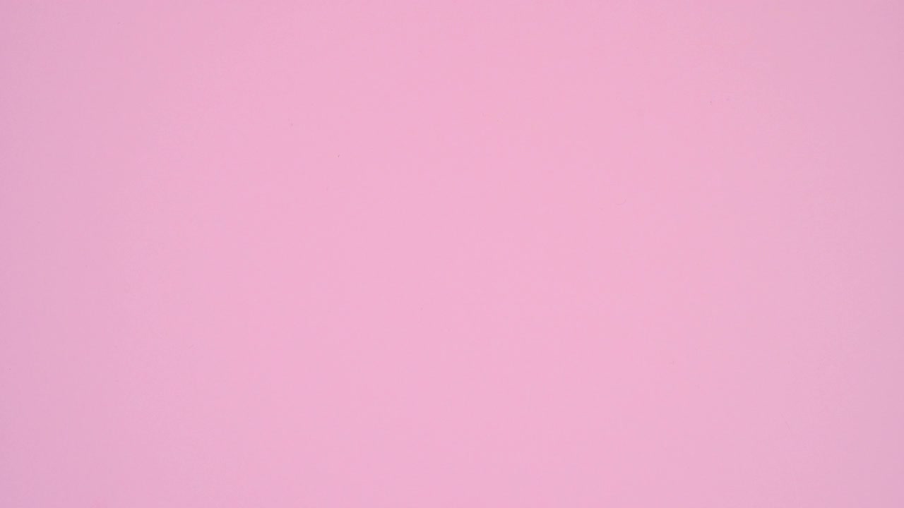 你所需要的是用木制的字母在淡粉色的主题上写爱。定格动画