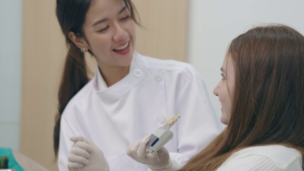 十几岁的女孩在牙医那里检查牙齿。可爱的女孩坐在牙科椅上接受牙科治疗。