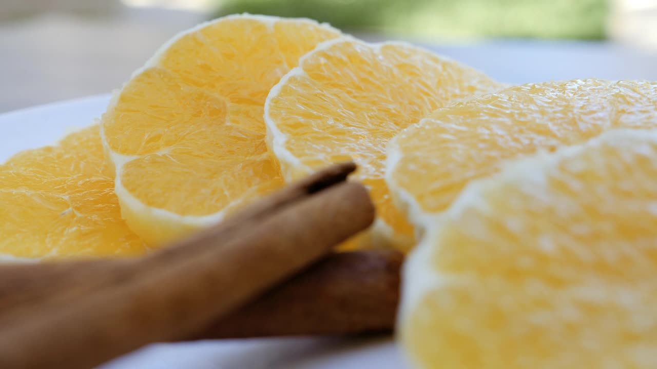 肉桂撒在切片的橙子上。傳統(tǒng)的摩洛哥甜點(diǎn)。