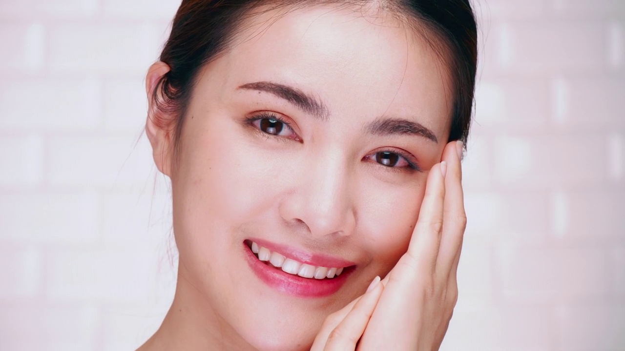 一個微笑著涂面霜的女人的肖像。