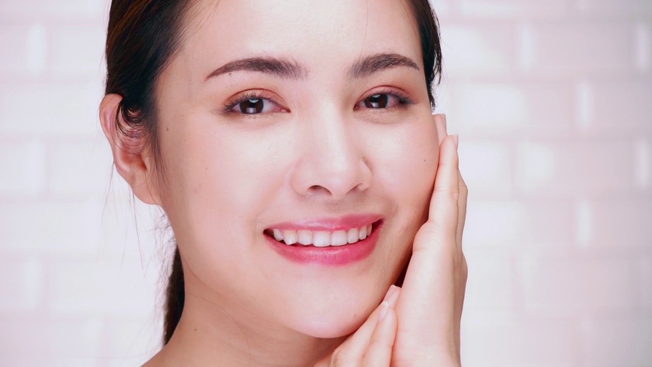 詳情圖-一個(gè)微笑著涂面霜的女人的肖像。
