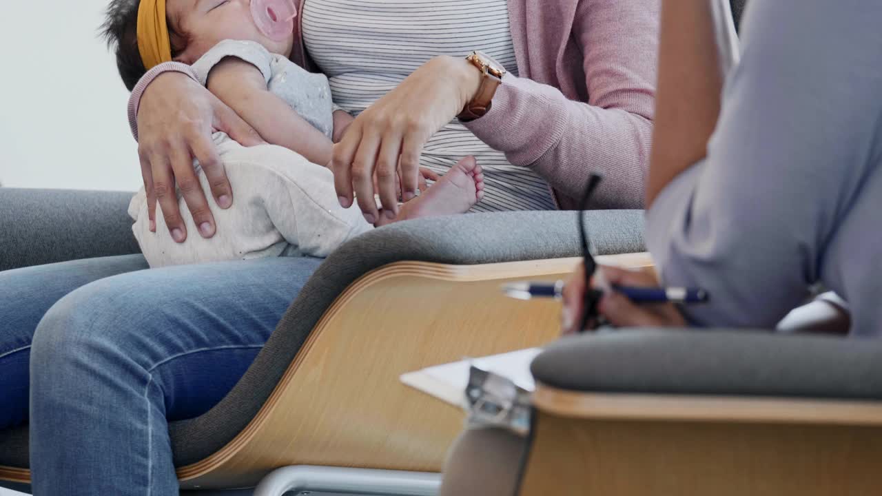 中年新妈妈寻求产后抑郁症咨询