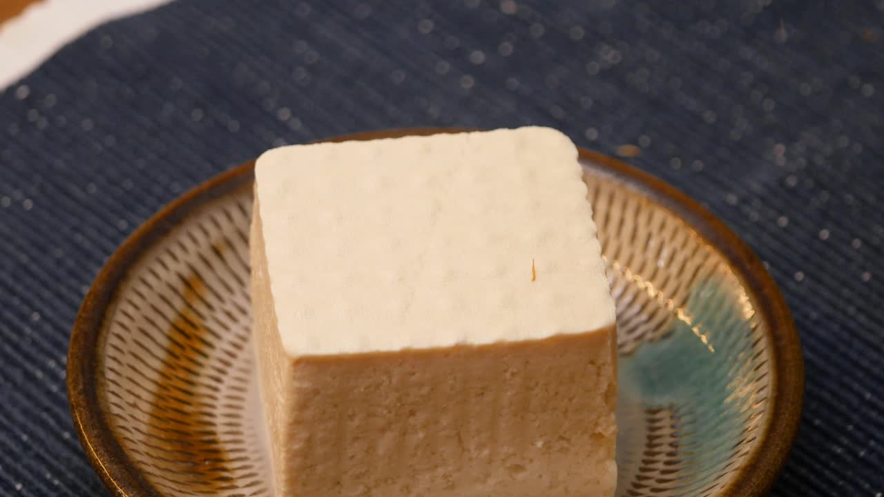 这个视频很冷。日式冷豆腐淋上干鲣鱼和酱油。
