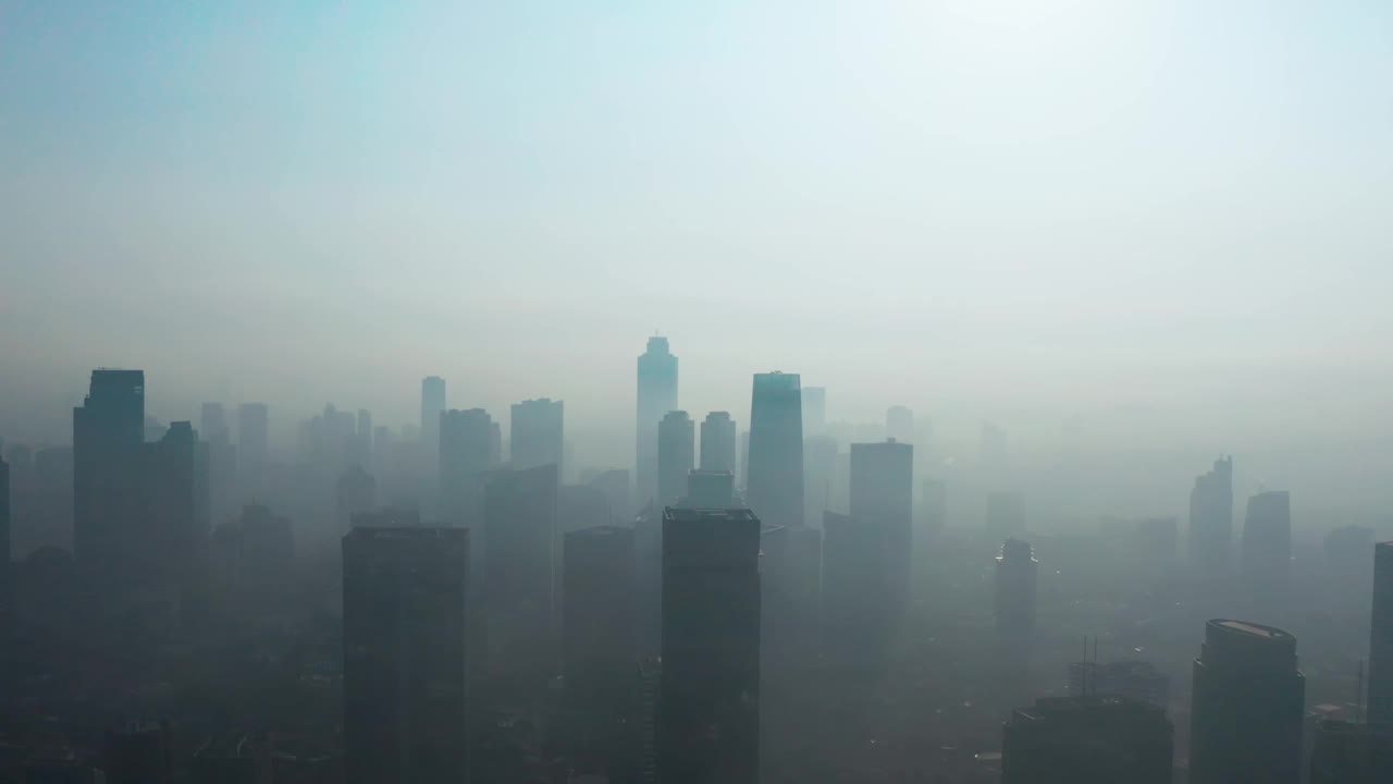 早晨烟雾弥漫，空气污染