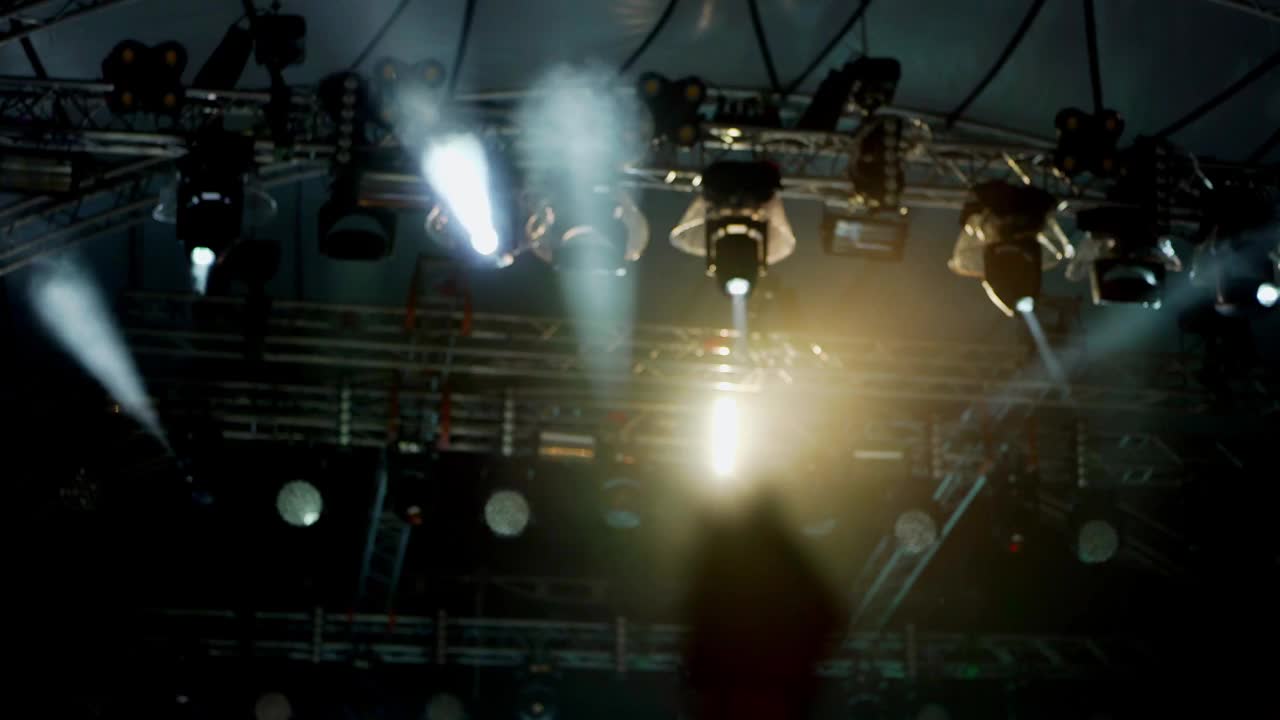 音乐节上五彩缤纷的灯光。舞台灯光。灯光秀