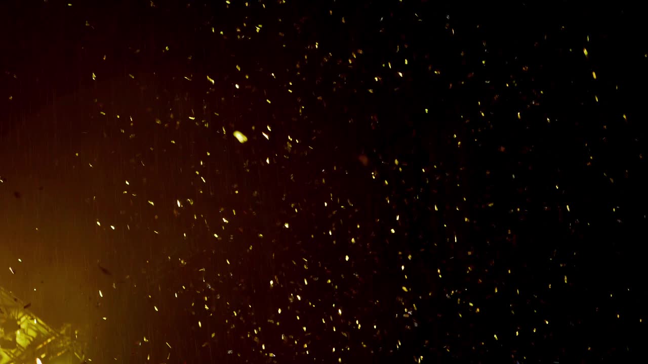 音乐会中空中的五彩纸屑。音乐节上五彩缤纷的灯光。舞台灯光。灯光秀