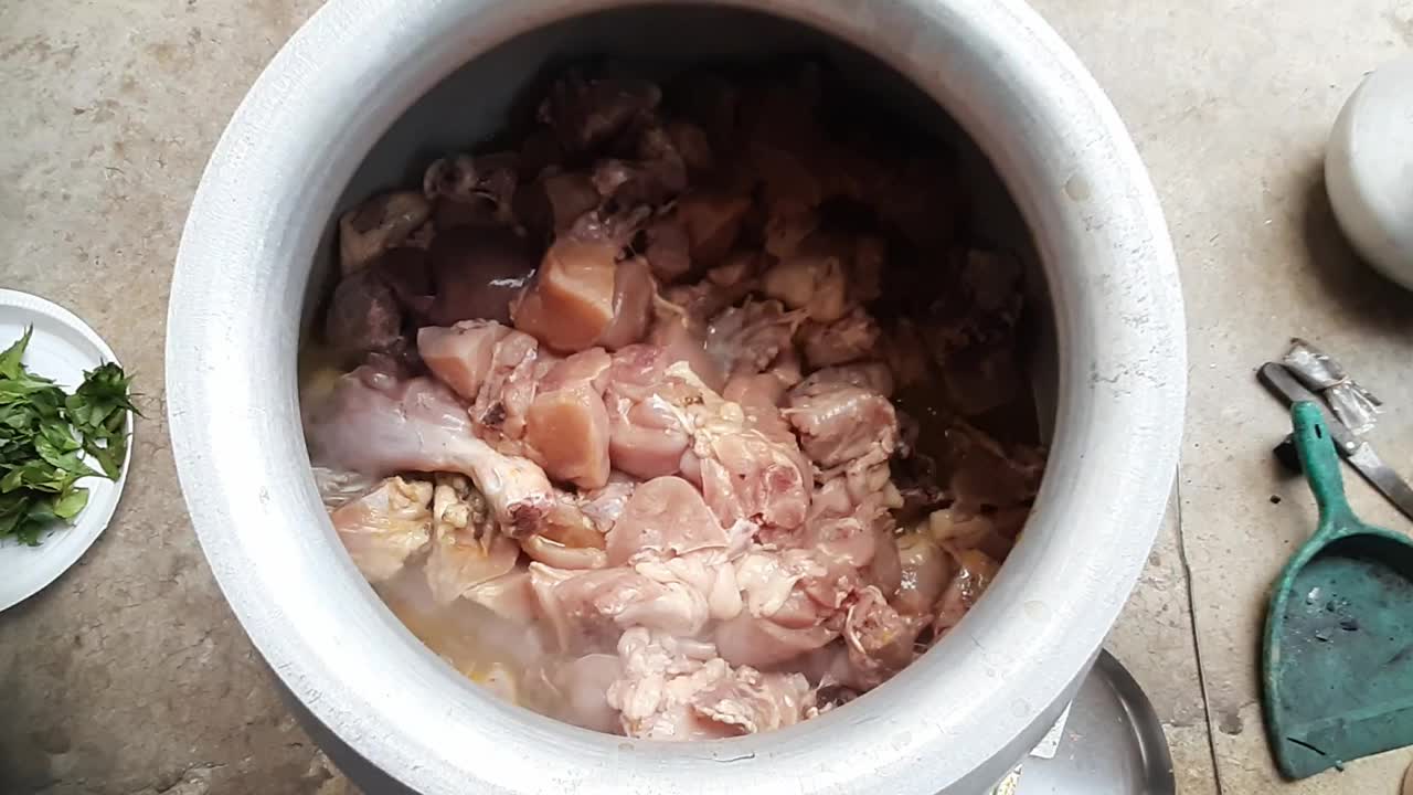 用铝锅煮印度咖喱。