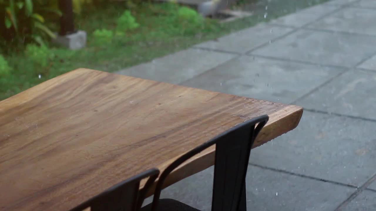 雨中的咖啡馆桌椅