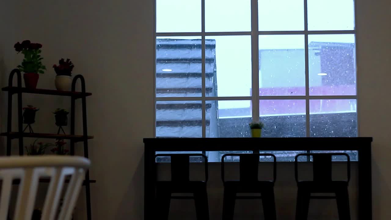 从房子里面看，外面是雨天