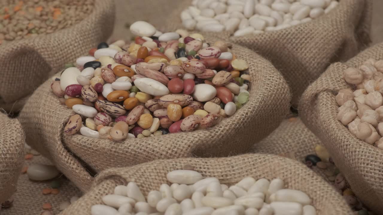 豆类干混合各种豆类，扁豆，鹰嘴豆旋转黄麻碗