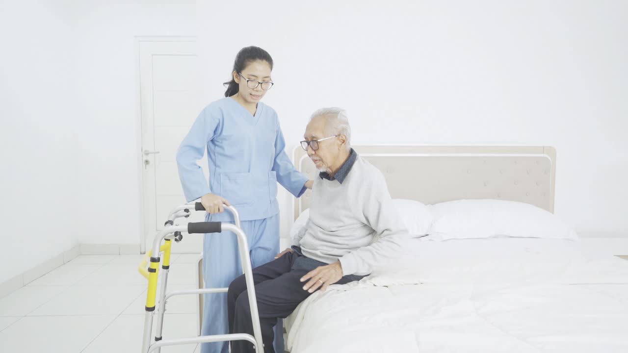 老人在护士的帮助下躺在床上