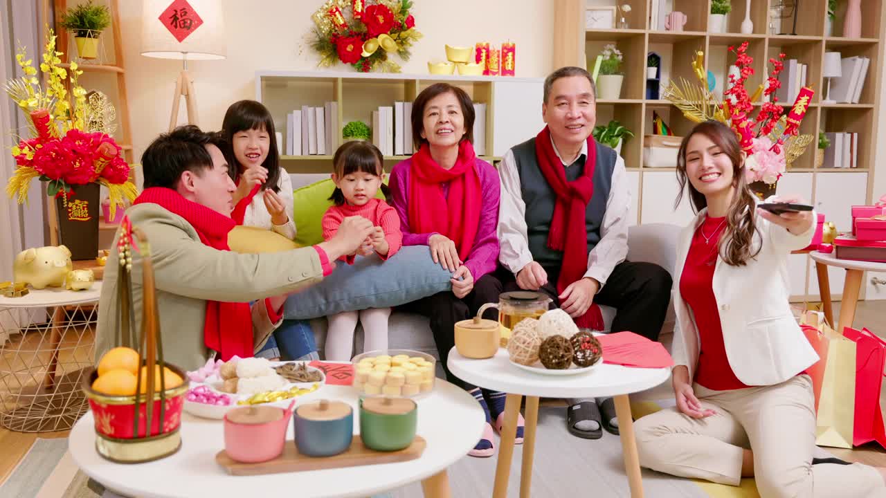 亚洲家庭看电视