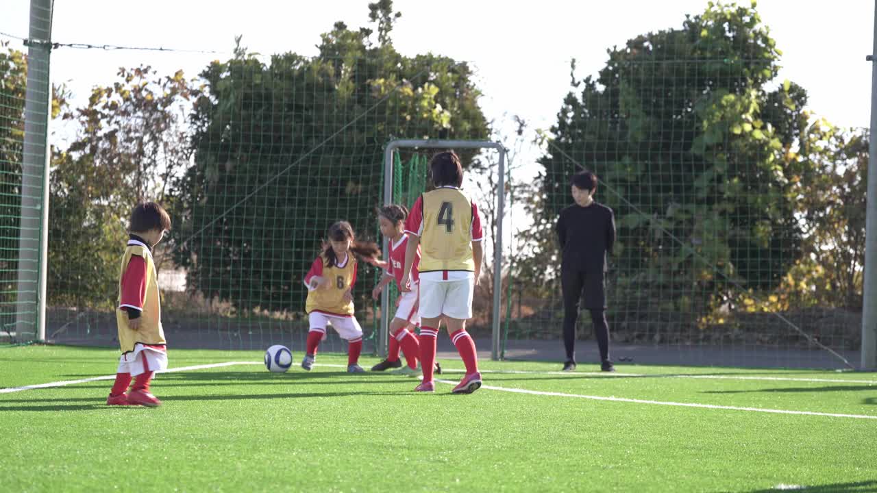 女子足球隊(duì)。在比賽中。