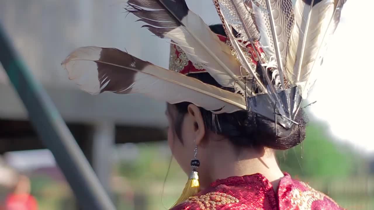 年轻的女人喜欢走路和站着