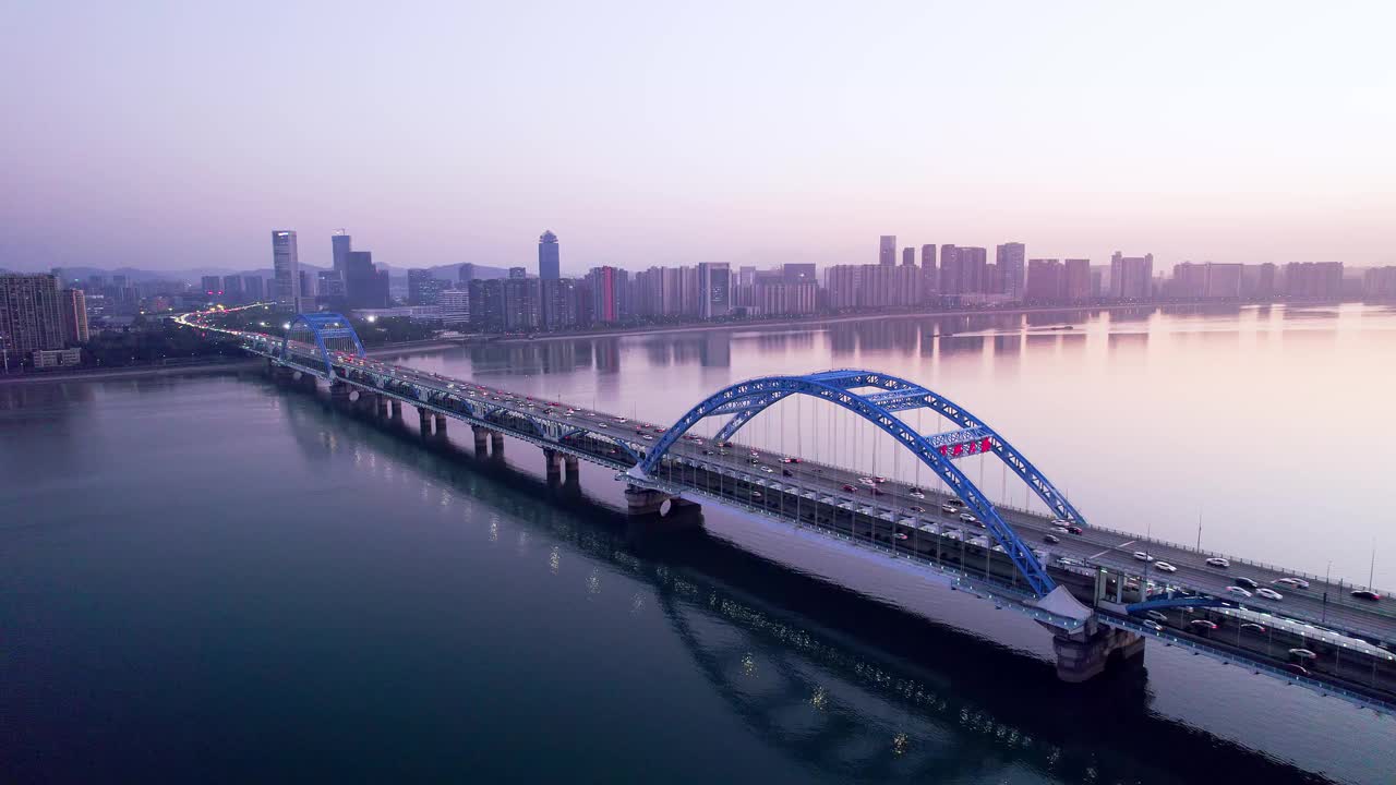 日落时分的杭州复兴大桥鸟瞰图