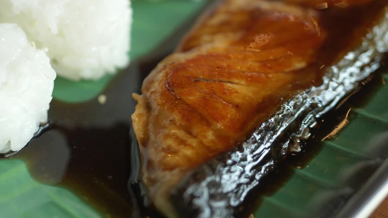 烧烤三文鱼酱配海藻饭团。