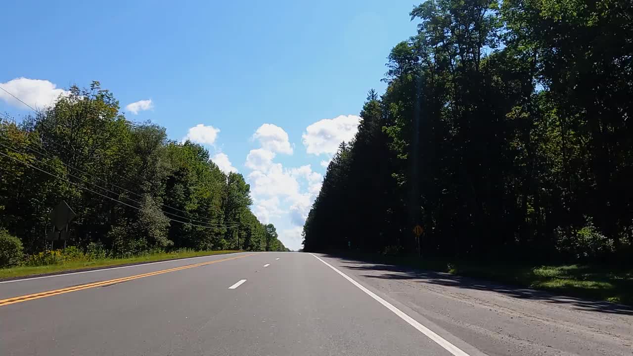 驾车穿过美丽的美国乡村高速公路
