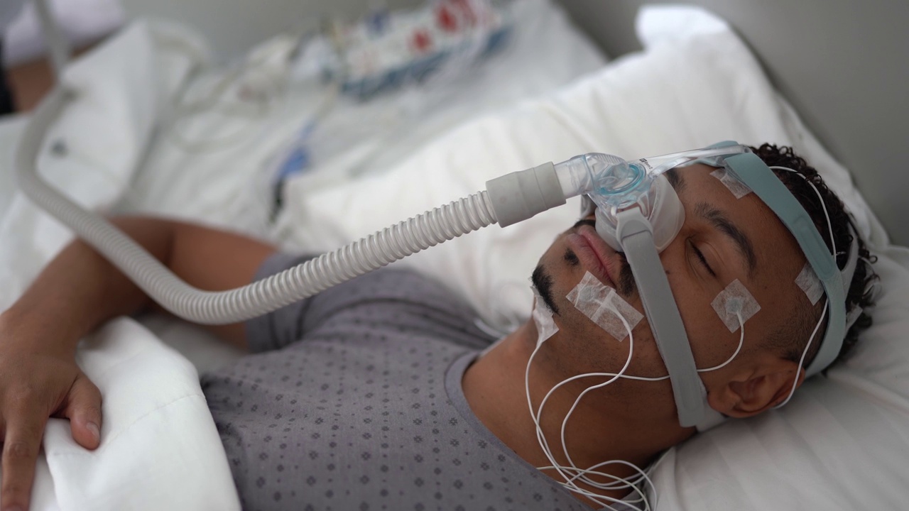 病人睡在诊所里做多导睡眠图