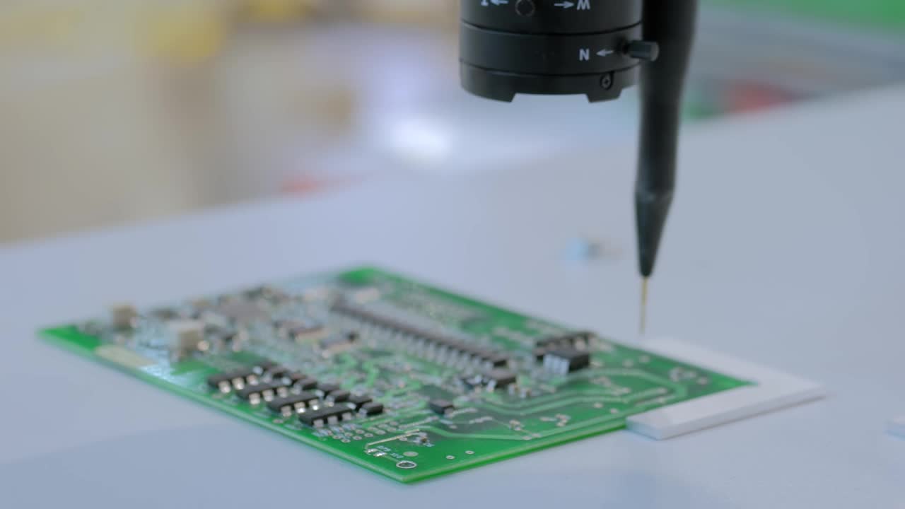 自动机械手与点胶针在工作与SMT pcb -关闭