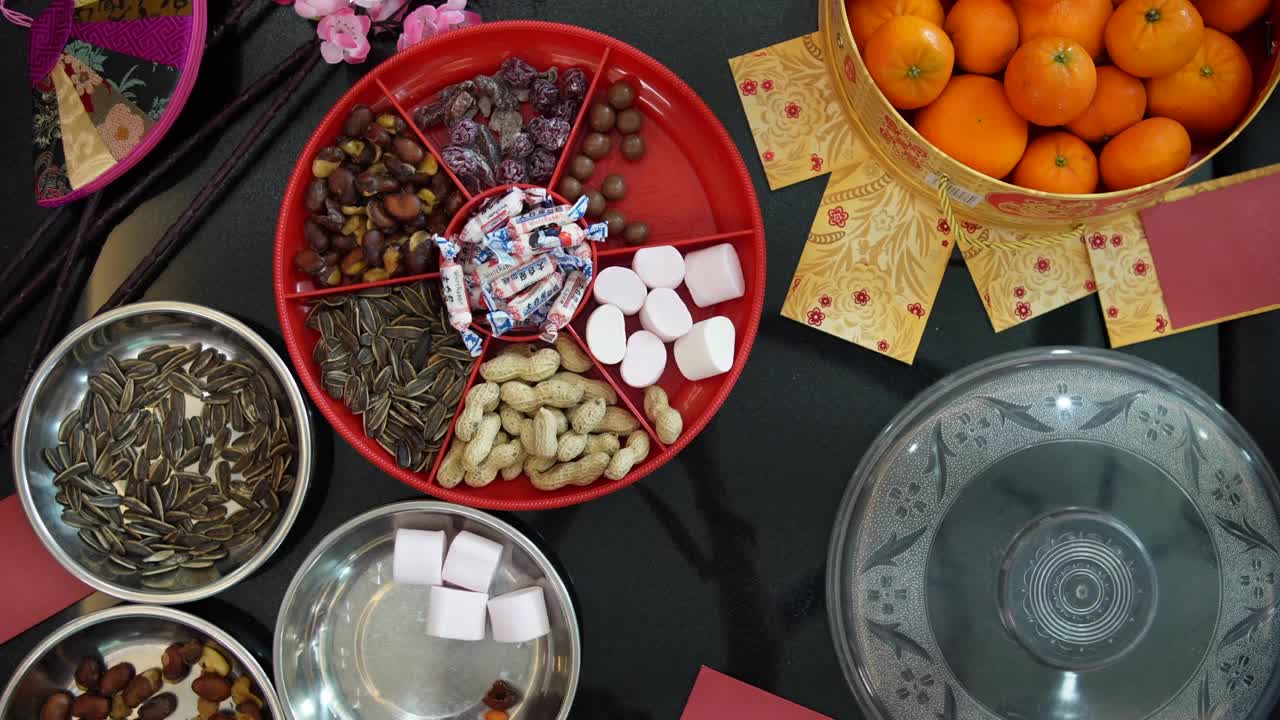 亚洲的中国家庭喜欢并挑选他们的传统中国小吃