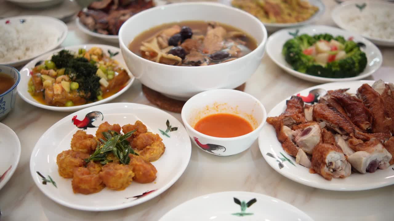 亚洲华人在春节团圆饭期间在餐桌上自制食物