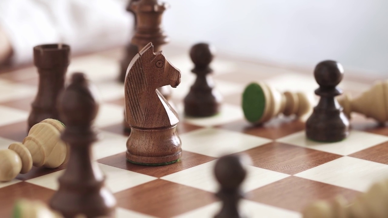 女手移动黑骑士。象棋比赛时刻在棋盘上的木制象棋