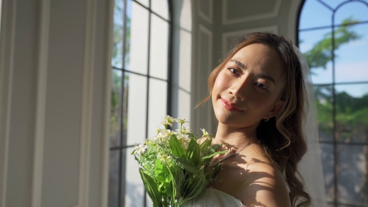 详情图-在试衣间，年轻漂亮的新娘穿着婚纱捧着捧花的4K肖像。