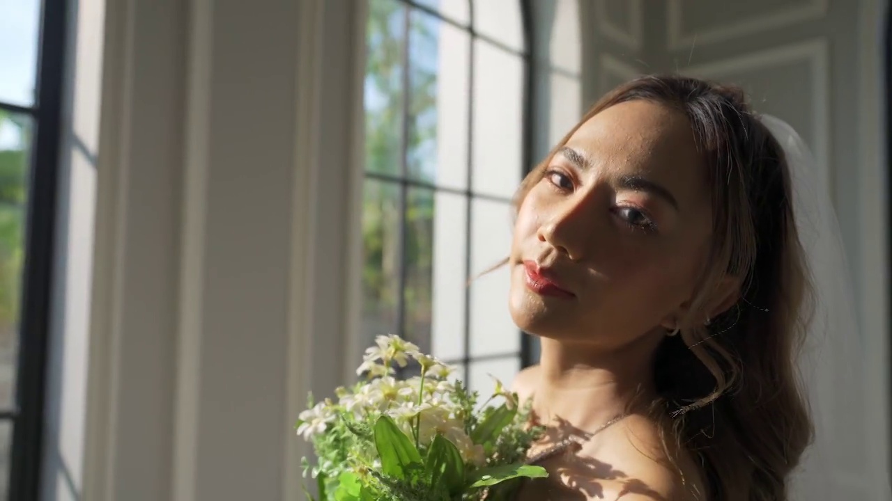 详情图-在试衣间，年轻漂亮的新娘穿着婚纱捧着捧花的4K肖像。