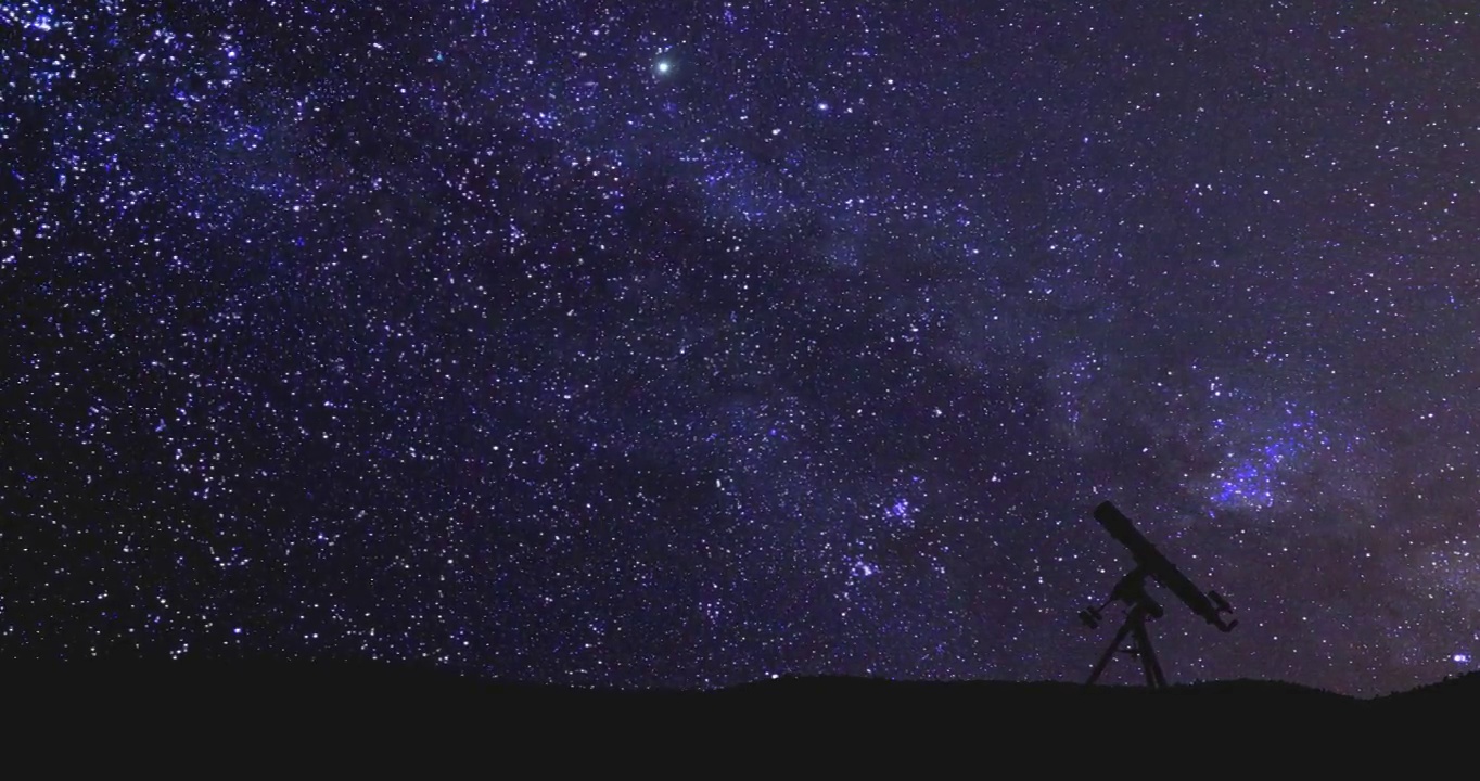 望远镜的剪影和旋转的星空下的乡村，流星雨和移动的卫星。