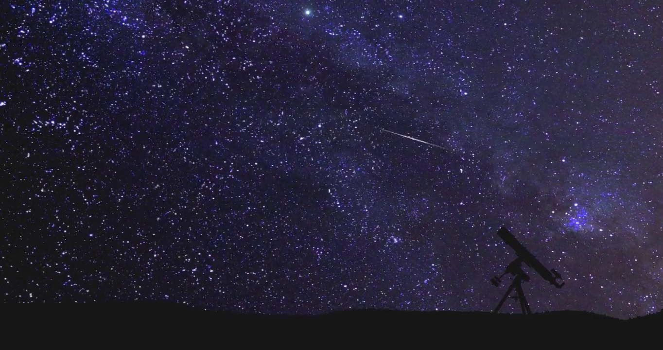 详情图-望远镜的剪影和旋转的星空下的乡村，流星雨和移动的卫星。