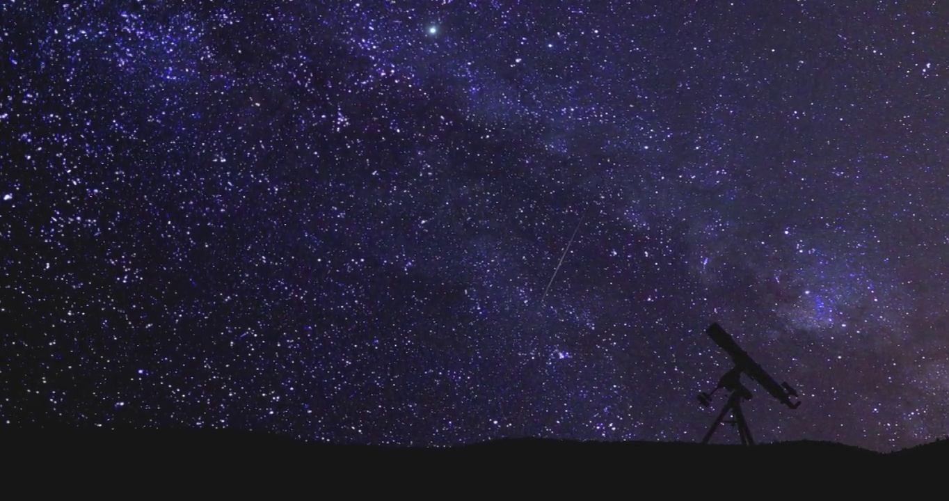 详情图-望远镜的剪影和旋转的星空下的乡村，流星雨和移动的卫星。