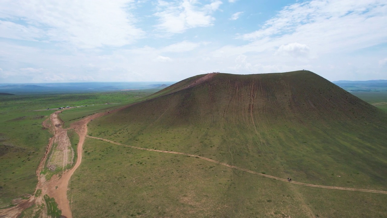 中国的大草原和火山口鸟瞰图