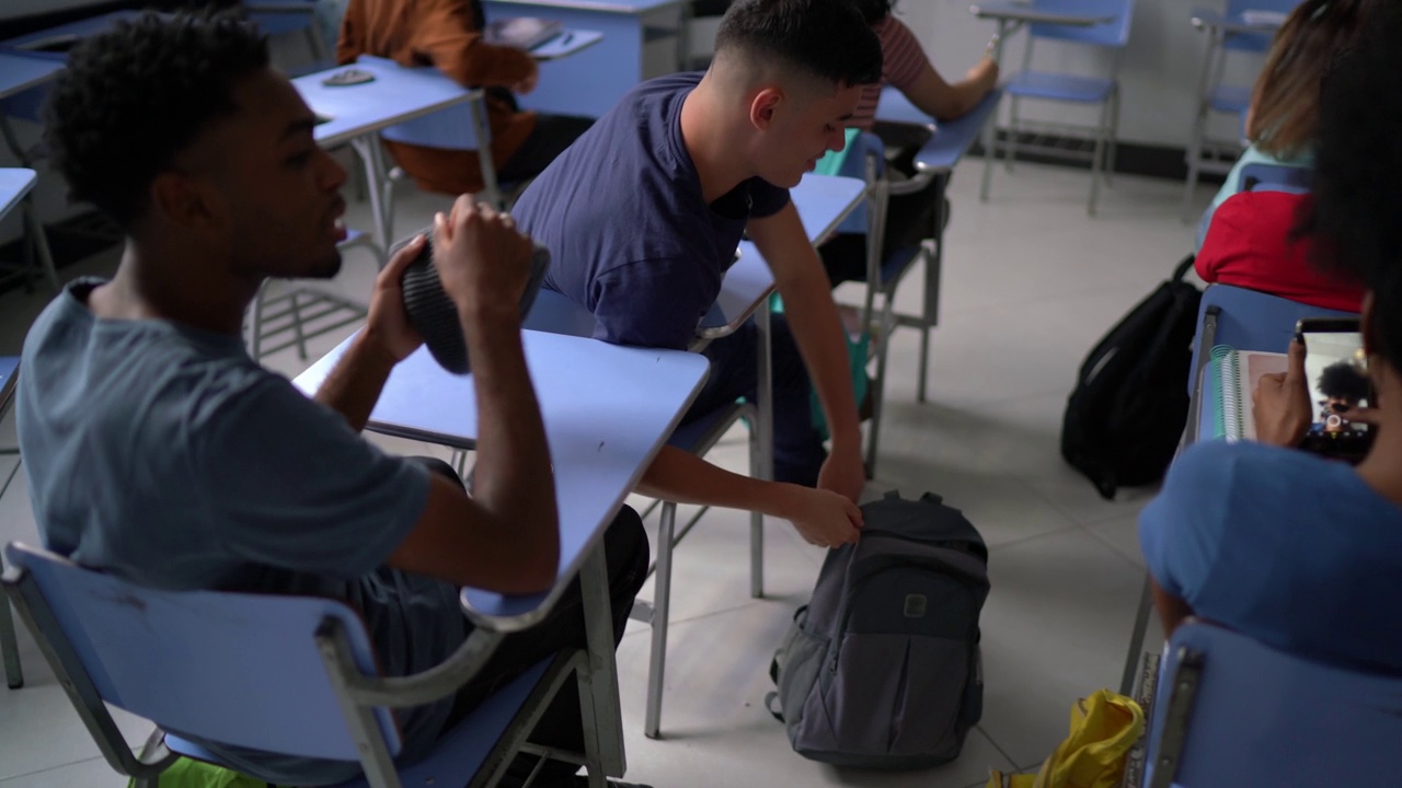 学生们来了，说着话，等着老师开始上课