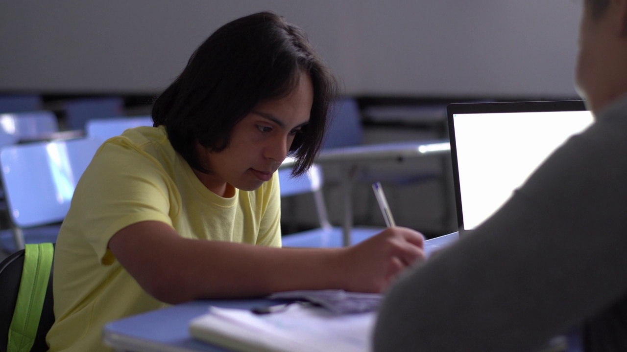 有特殊需要的青少年学生在学校得到老师的支持