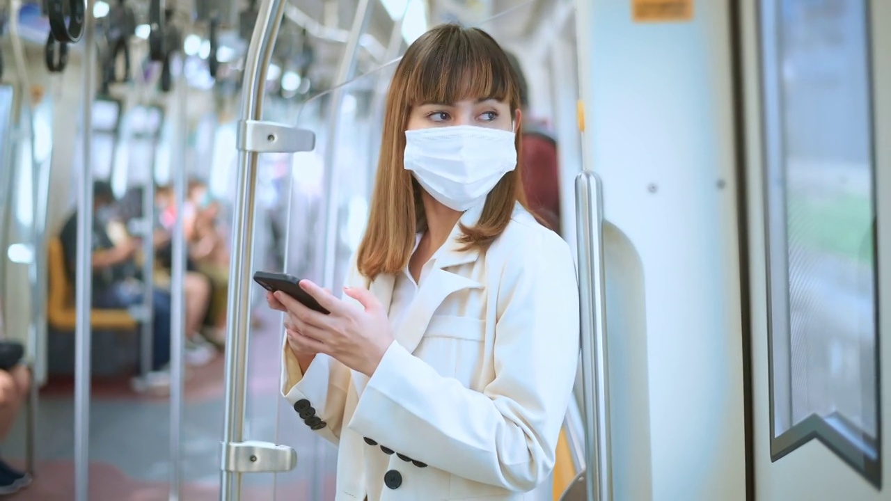 年轻女性在地铁、新冠肺炎防护、安全出行、新常态、保持社交距离、安全出行、大流行理念下佩戴防护口罩