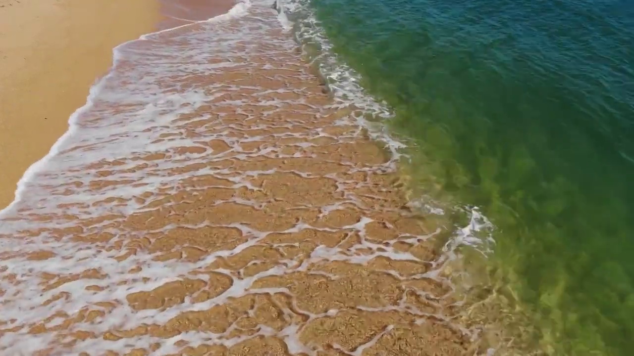 鸟瞰图海滩和海景。碧水的沙滩。鸟瞰图的海滩沙滩，令人惊叹的海浪，海岸和蓝色绿松石的一边的海洋，放松在天堂