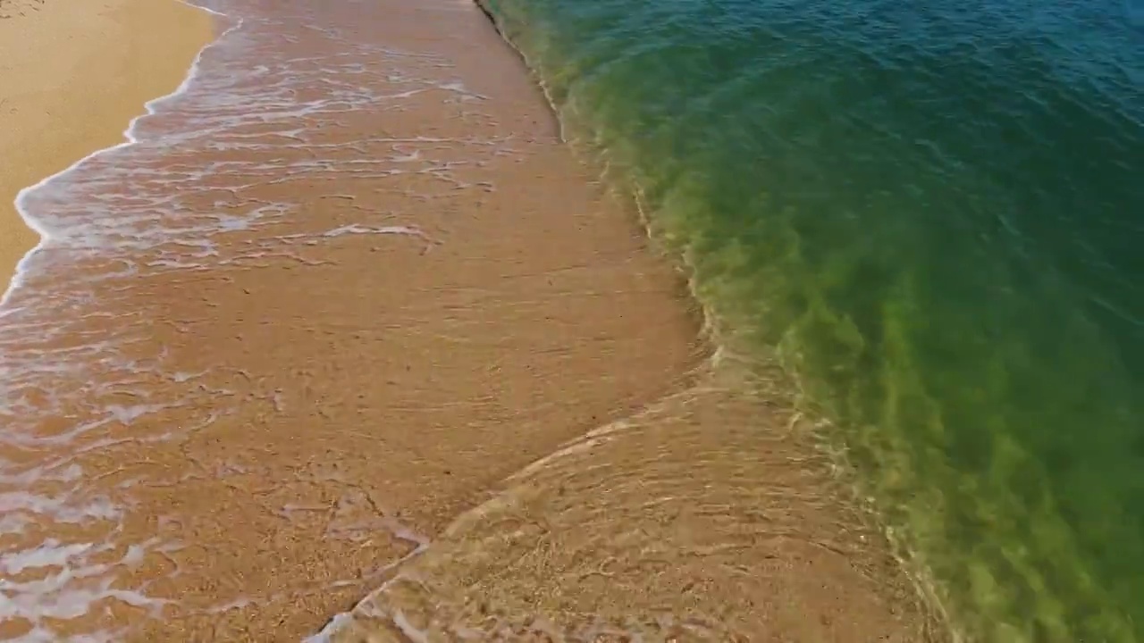 詳情圖-鳥瞰圖海灘和海景。碧水的沙灘。鳥瞰圖的海灘沙灘，令人驚嘆的海浪，海岸和藍(lán)色綠松石的一邊的海洋，放松在天堂