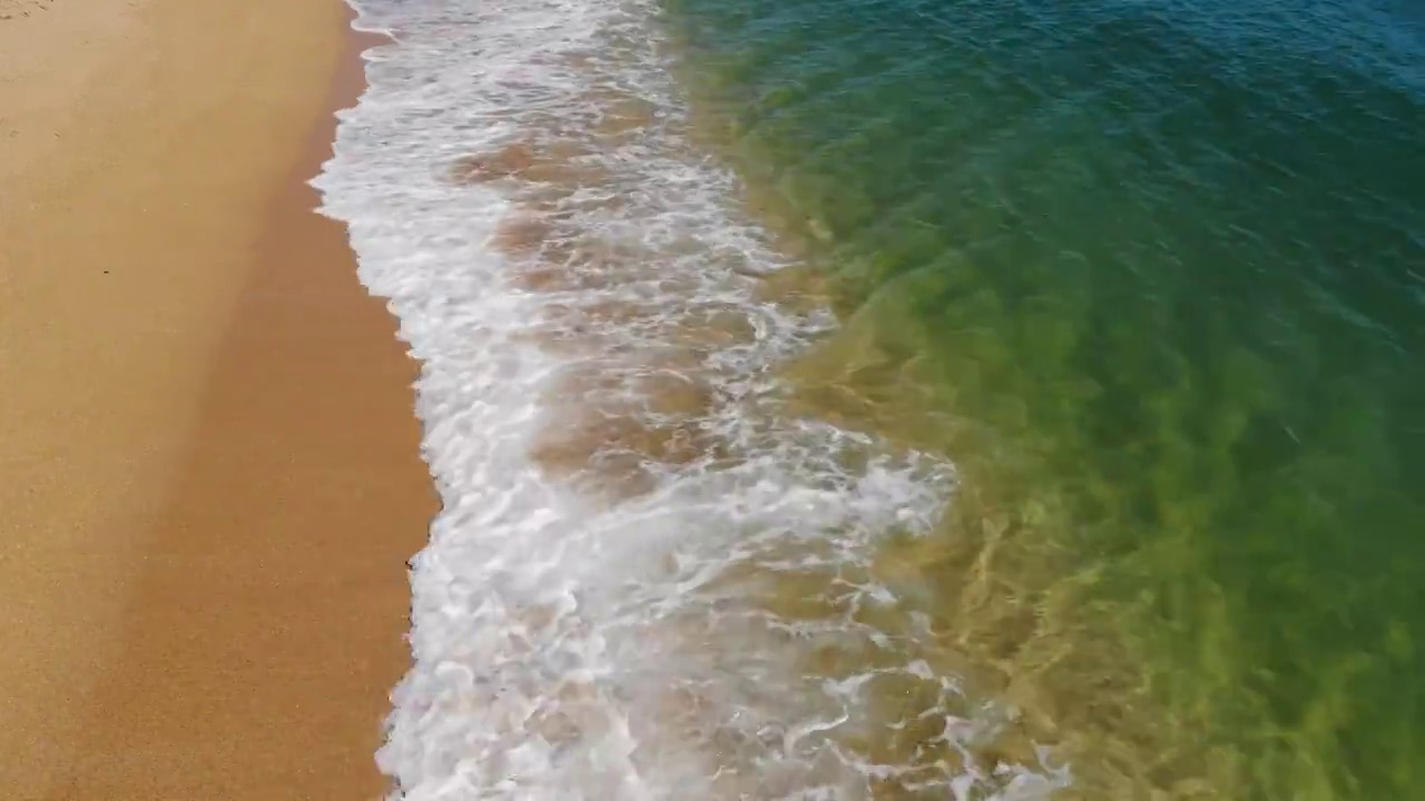 詳情圖-鳥瞰圖海灘和海景。碧水的沙灘。鳥瞰圖的海灘沙灘，令人驚嘆的海浪，海岸和藍(lán)色綠松石的一邊的海洋，放松在天堂