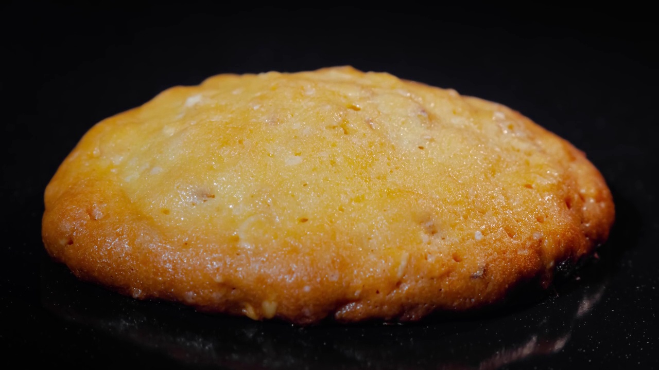 时间推移-在烤箱的金属片上自制脆燕麦饼干