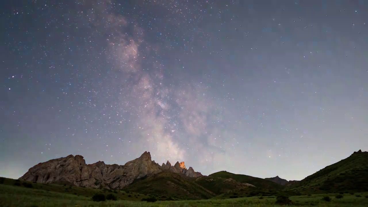 詳情圖-在群山的襯托下，銀河在夜空中運動。