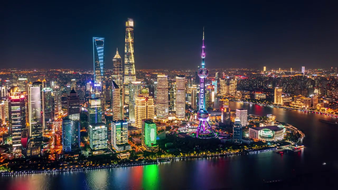 中国上海陆家嘴金融区夜景鸟瞰图。