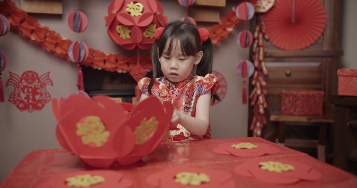 年轻的女孩穿着传统的服装庆祝中国新年