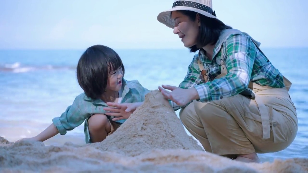 詳情圖-亞洲都在海灘上開心地調侃度假的放松，關系的概念，旅游，放松。