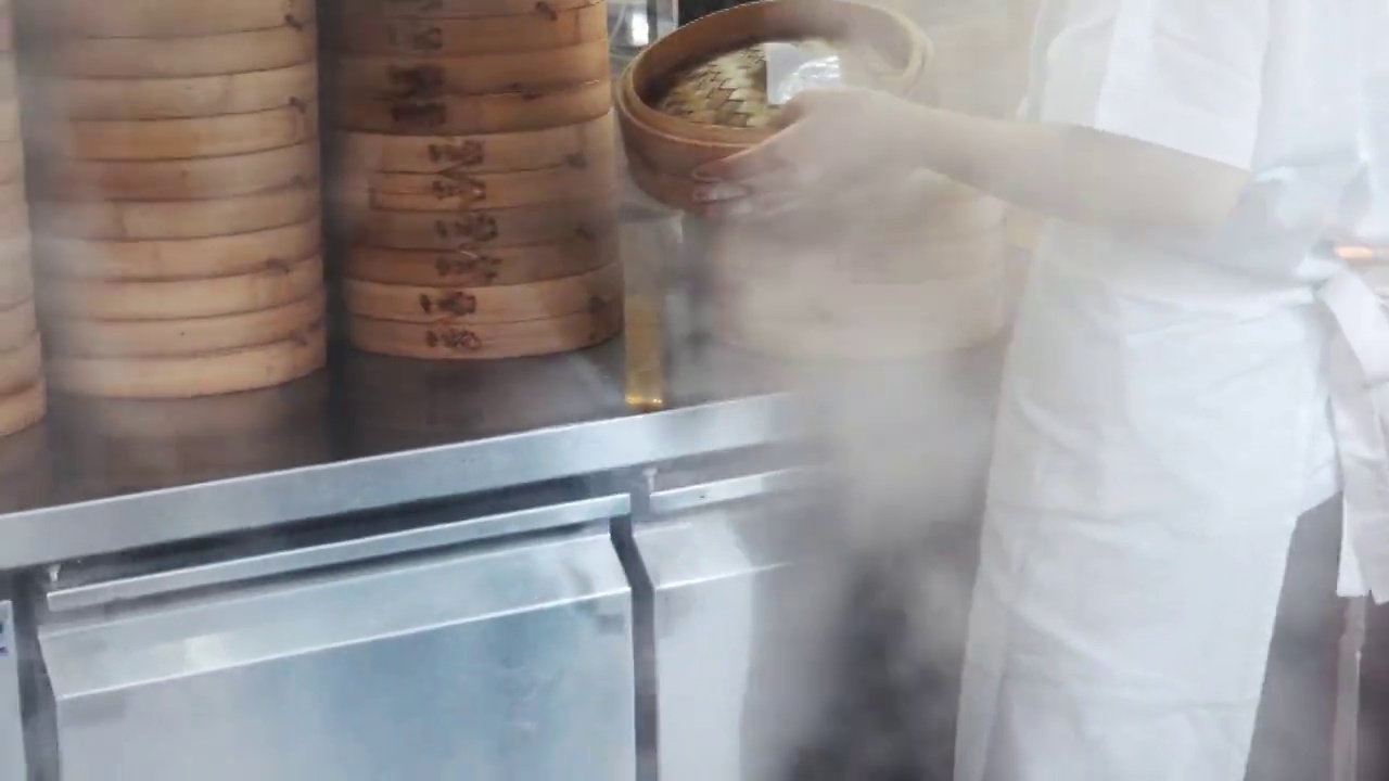 中餐厅厨房。
